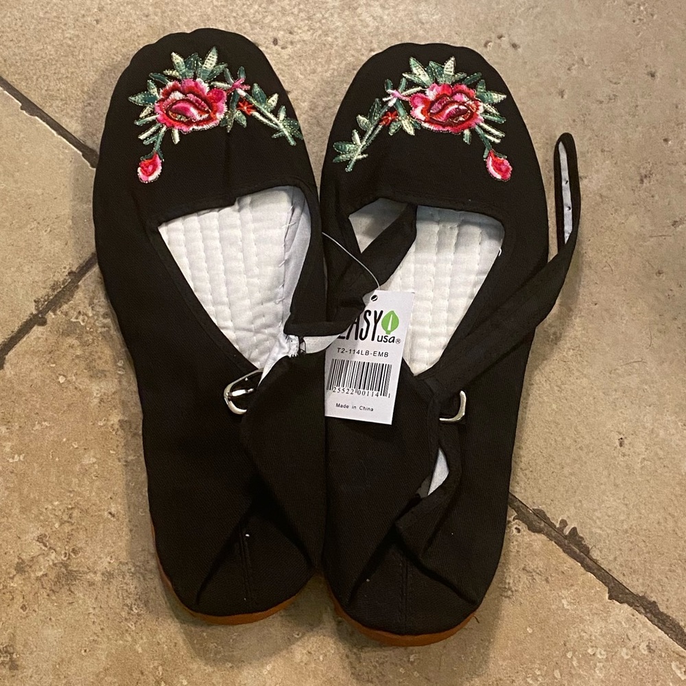 Embroidered Mary Janes China doll flats NWT, size 10